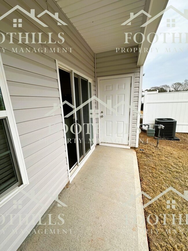 Building Photo - 104 Lowland Dr