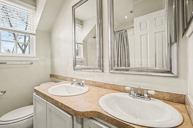 Building Photo - 3342 S Wakefield St