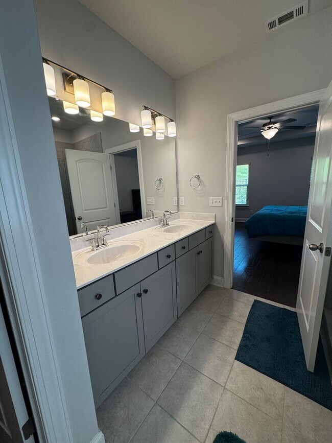 Building Photo - Newly build full furnished 3 bed 2 bath ho...