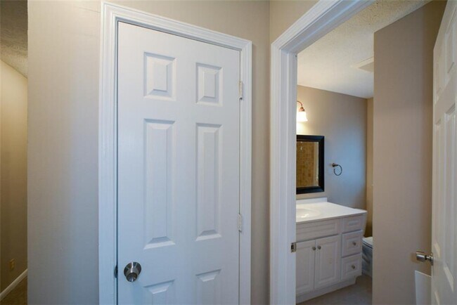 Building Photo - 1316 White Oak St SE