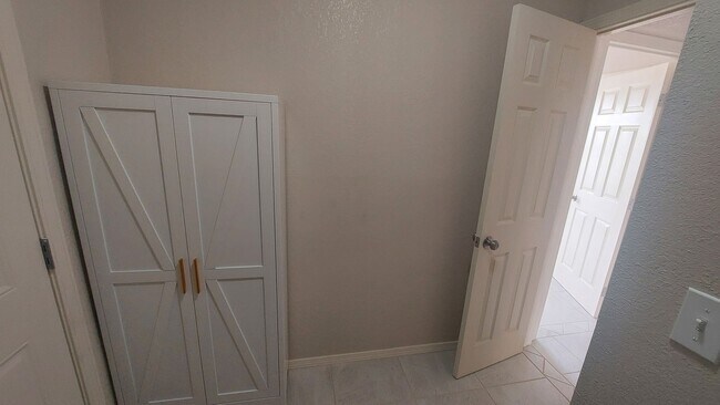 Building Photo - 4 bedroom 2 bathroom home ready now!!!!