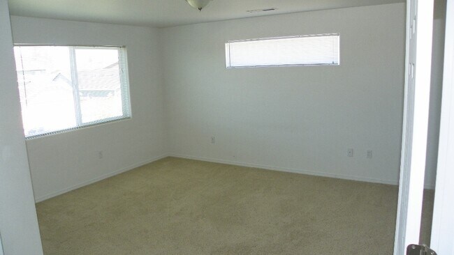 Building Photo - SW Bend House Near the Old Mill District, 4 Bdrms, 2.5 baths, A/C, Office/den, Dbl. Garage