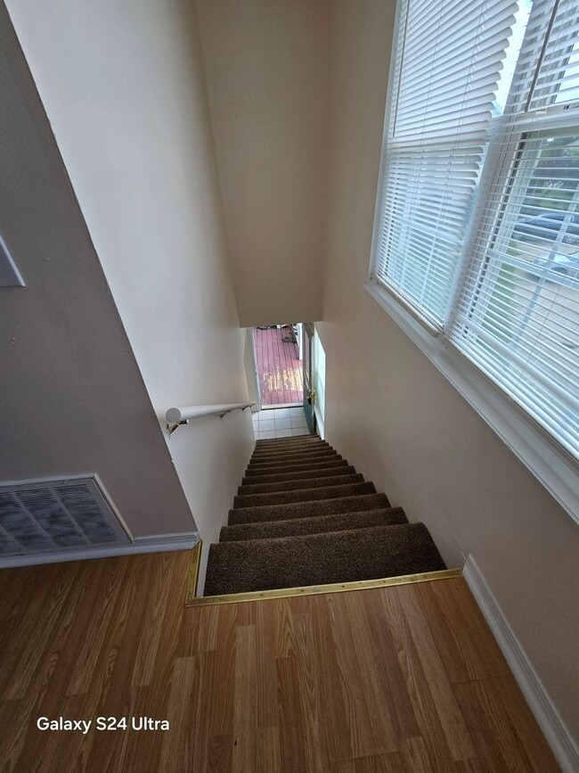 Building Photo - 2bd/1Ba Duplex.