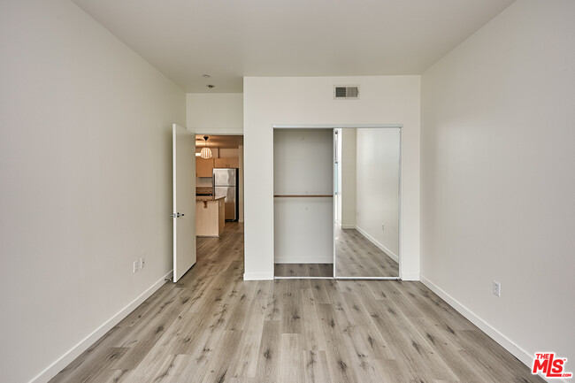 Building Photo - 630 W 6th St