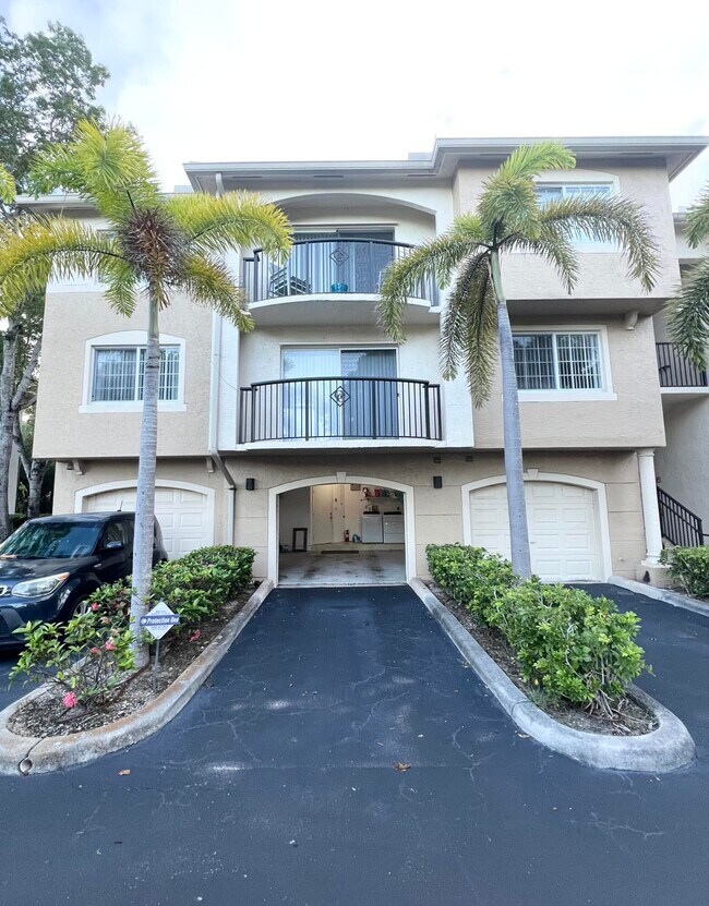 Building Photo - 1100 Crestwood Ct S