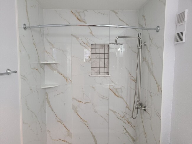 Building Photo - Renovated Ground Floor 2 Bed 2 Bath Condo....