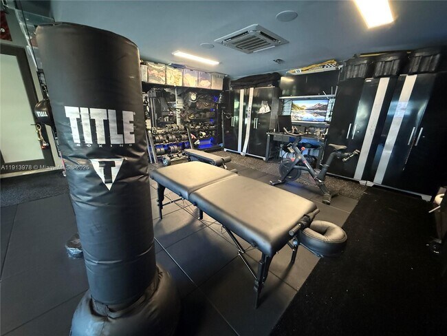 Building Photo - 3554 W Glencoe St