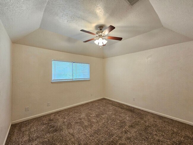 Building Photo - AVAILABLE NOW!