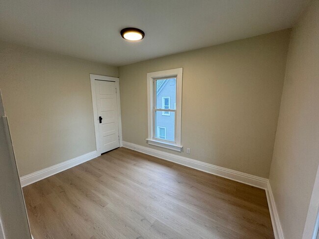 Building Photo - 4 bedroom with bonus room, 3 full bathrooms in Davenport