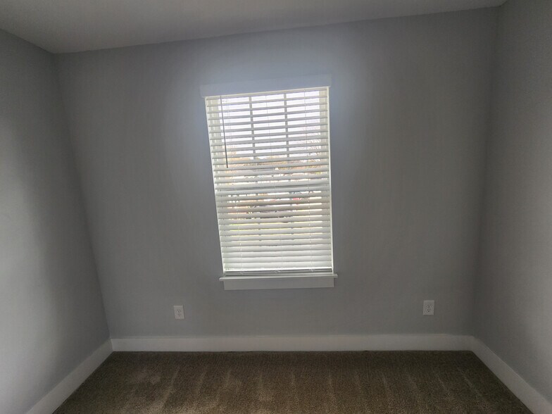 Building Photo - Room in Townhome on St James St NW