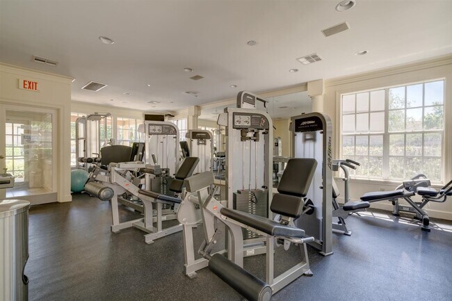 Building Photo - 813 Normandy Trace Rd