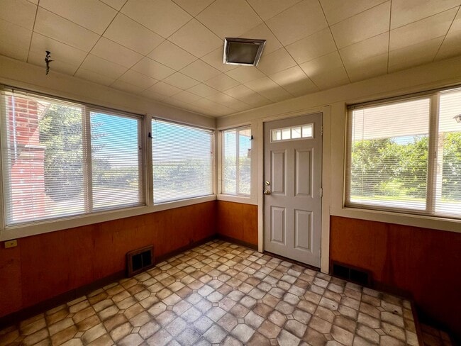 Building Photo - Move in special-$200 off first month's rent!