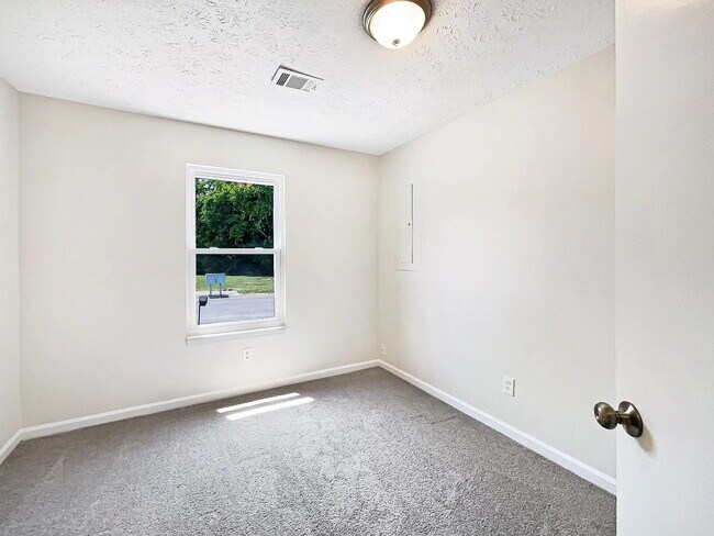 Building Photo - 3 bedroom 2 bathroom East Nashville!
