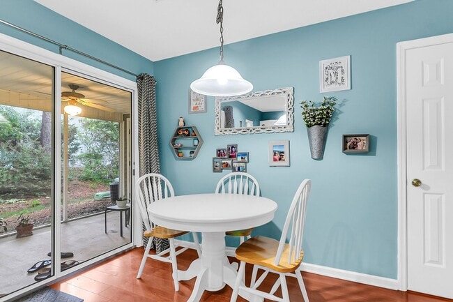 Building Photo - Spacious Townhome Prime Location!