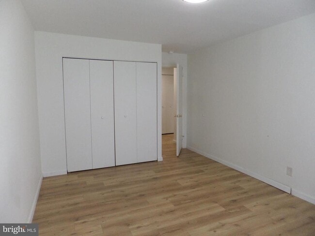Building Photo - 1720 Oakwood Terrace