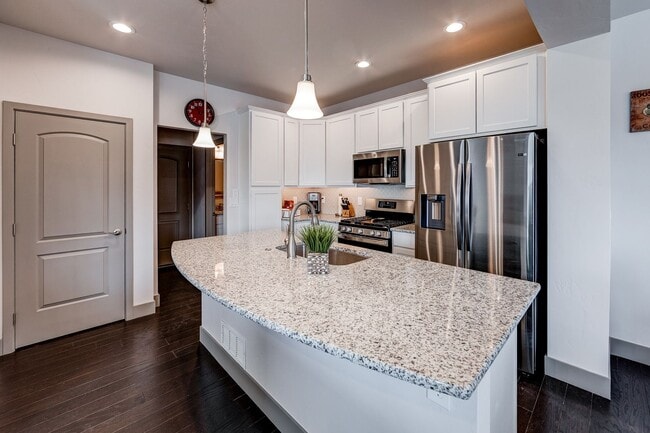 Building Photo - 2 Bedroom Luxury townhome