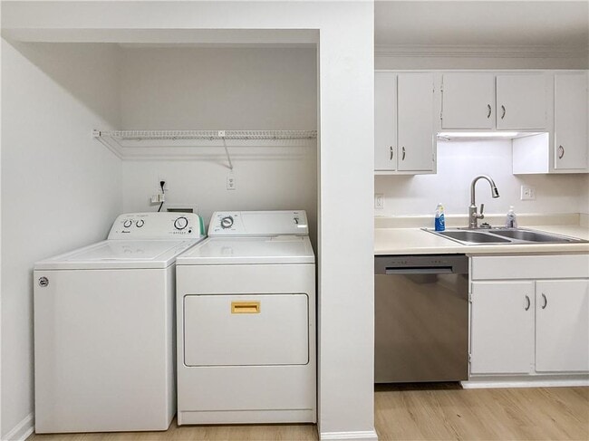 Building Photo - 10740 Plantation Bridge Dr