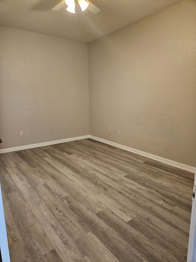 Building Photo - Beautiful Downtown Condo 2/2 Courtyard View FREE WATER/SEWER