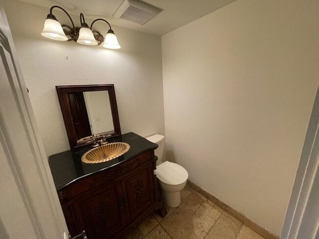 Building Photo - Spacious 4 Bedroom Oxnard Home with Custom...
