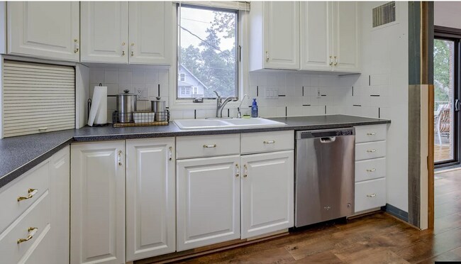 Building Photo - 2115 S 61st St