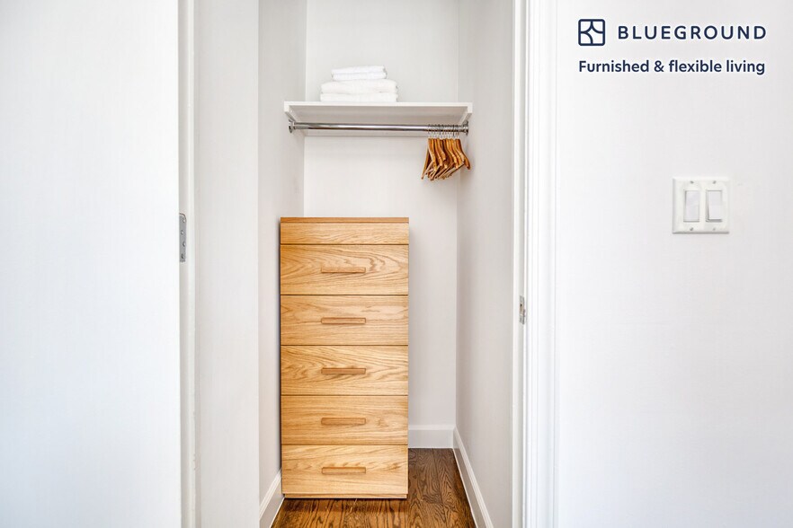 Building Photo - 212 W 91st St