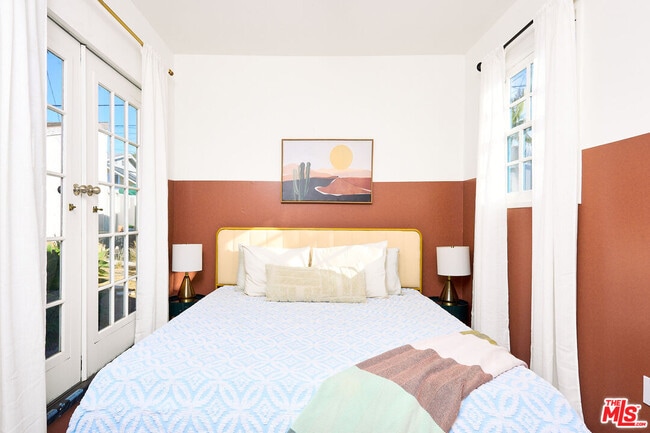 Building Photo - 818 Palms Blvd