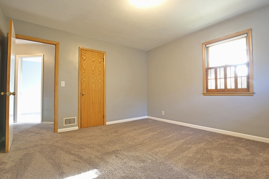 Master Bedroom - 5752 Russell Ave S