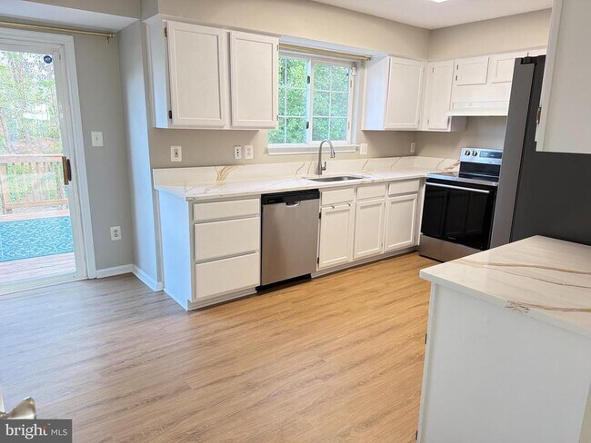 Building Photo - 9253 Jessica Dr