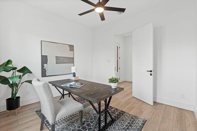 Building Photo - 905 Woodcrest Dr