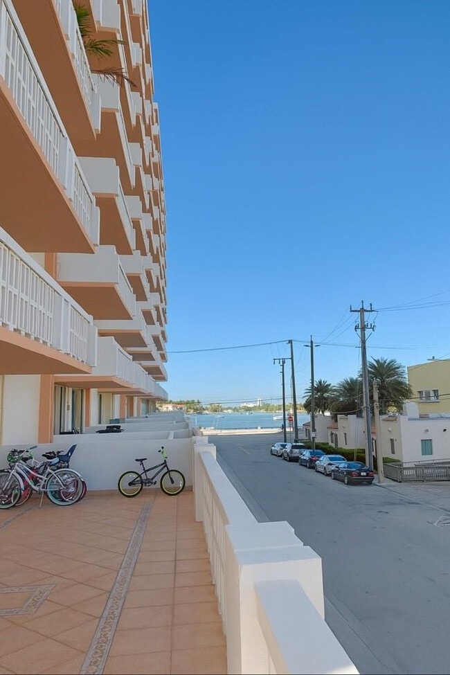 Building Photo - 801 S Ocean Dr