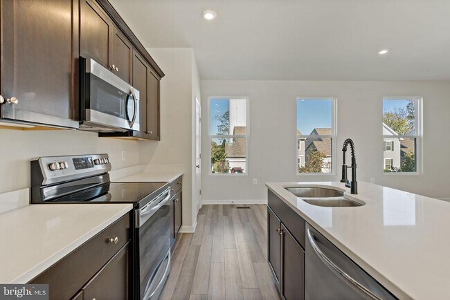 Building Photo - 66 National St