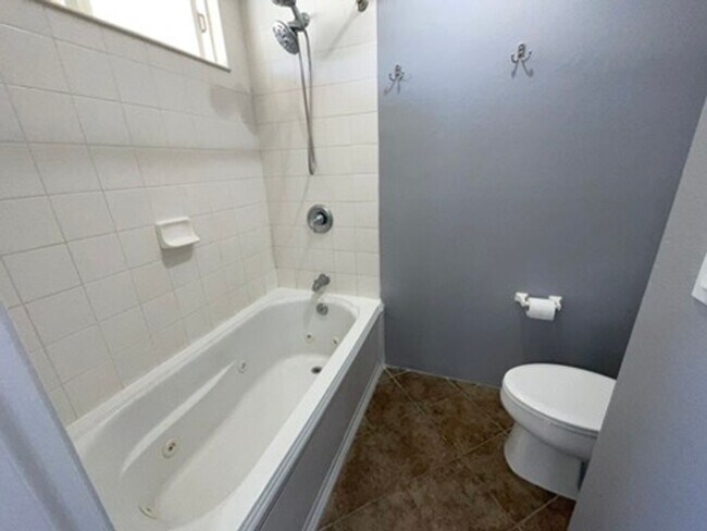 Building Photo - 4 bedroom, 2.5 bath, Mountain and Ocean Ba...