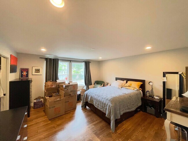 Building Photo - Spacious Corner-Lot Home 4 bed 3 bath – Green Lake, Seattle, WA