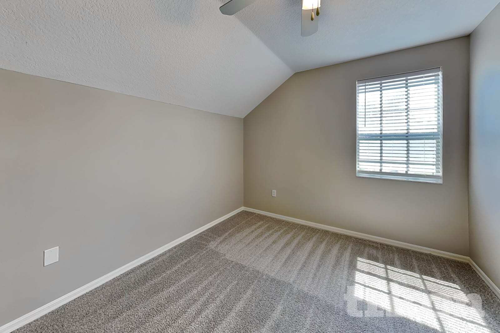 Building Photo - 10211 Summerview Cir