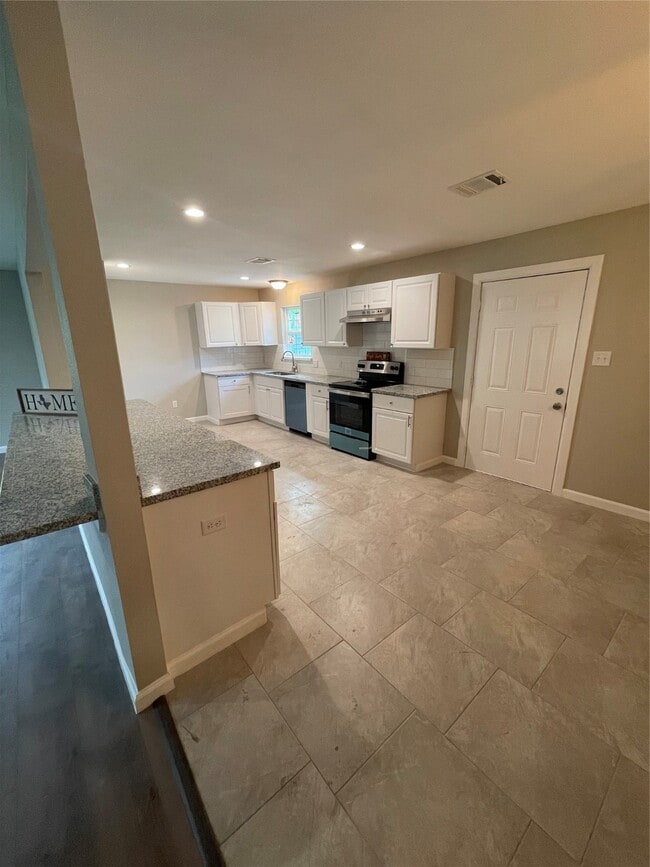 Building Photo - 2734 Ash Rd