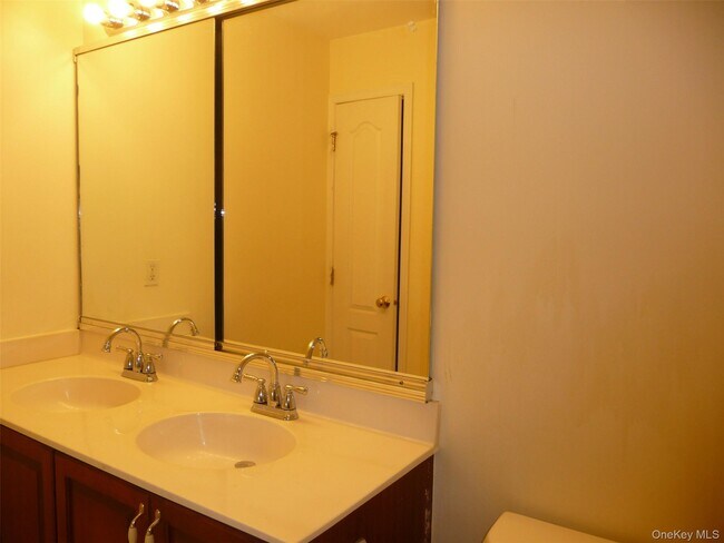Building Photo - 220 Roosevelt Dr