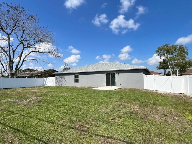 Building Photo - 682 NW Floresta Dr