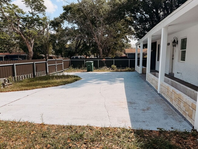 Building Photo - Home For Rent in Tampa - FULLY FENCED IN BACKYARD!