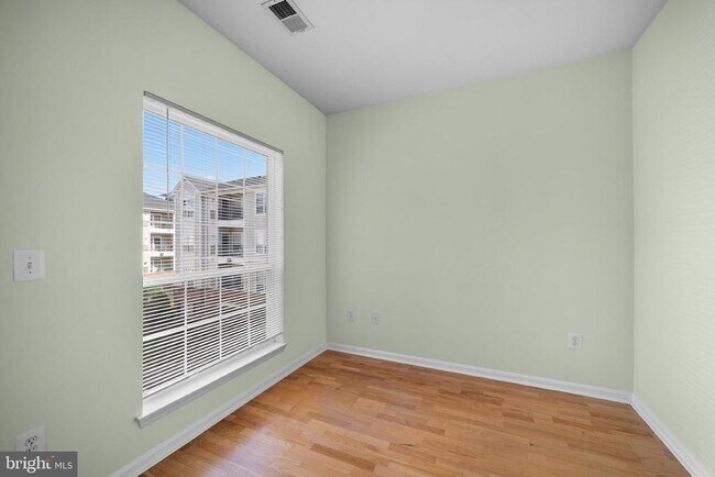 Building Photo - 4860 Eisenhower Ave
