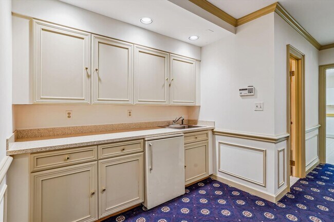 Building Photo - Magnificent 5 Bedroom, 4.5 Bathroom Bethes...