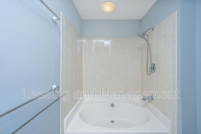 Building Photo - 242 Little Oak Island Dr