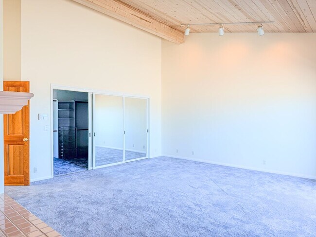 Building Photo - Stunning Oceanfront 3 Bed 3 Bed | Hollywoo...