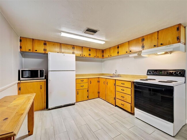 Building Photo - 313 Jessica St N