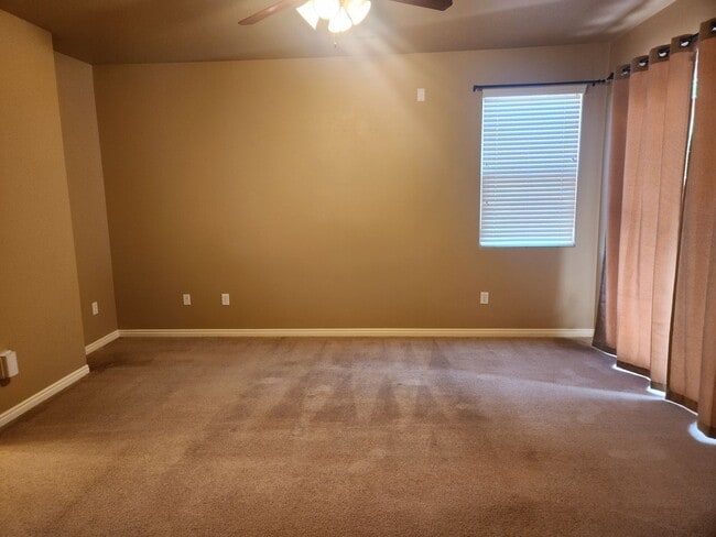 Building Photo - Sweet Coral Canyon 3/2 with garage and pri...