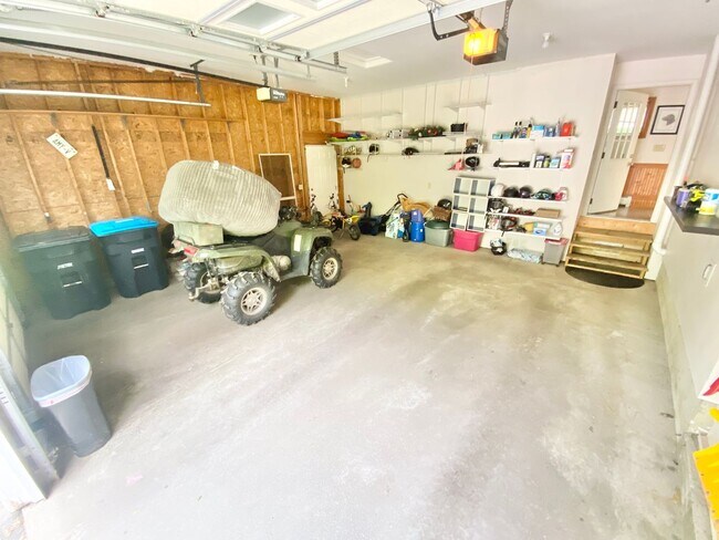 Building Photo - 3 Bedroom Home Colchester Available 8/15th!