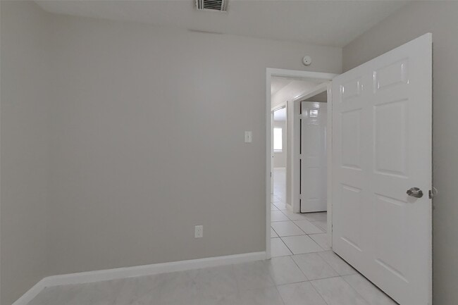Building Photo - 3446 Edgecreek Dr