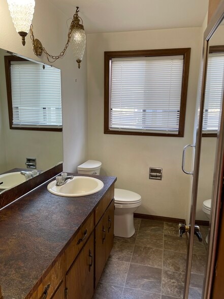 Master Bath Room - 11923 Canyon Rd E