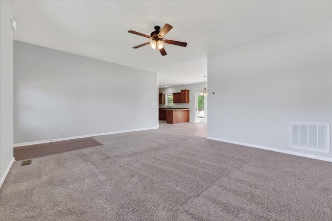 Building Photo - Pet Friendly Three Bedroom!