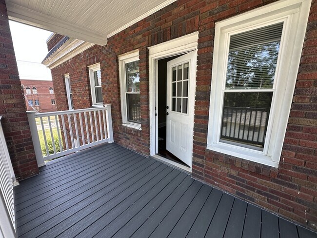 Building Photo - MOVE IN READY! Great Studio Apartment in Downtown Mooresville!