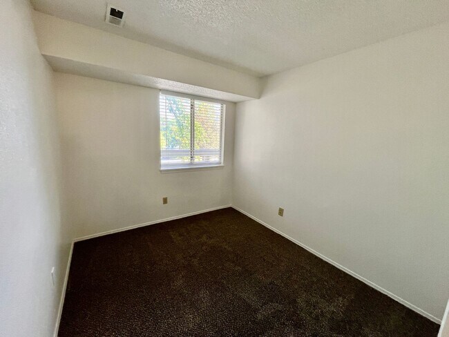 Building Photo - 2 bed 1 bath on 2nd floor in unit washer/d...